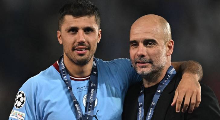 اللاعب الاسباني رودري مع المدرب الاسباني بيب جوارديولا