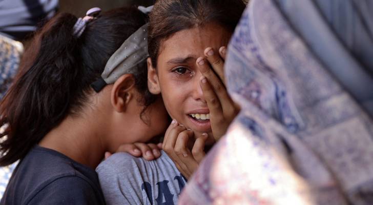 فتاتان فلسطينيتان تبكيان ألما في غزة