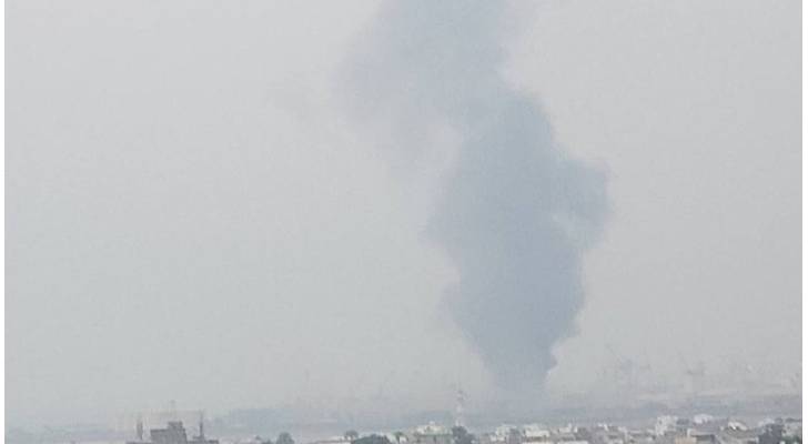 الدخان يتصاعد جراء غارة الاحتلال على ميناء الحديدة