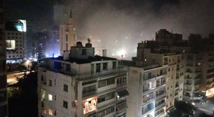 دخان يتصاعد من المبنى الذي استهدفه الاحتلال في بيروت
