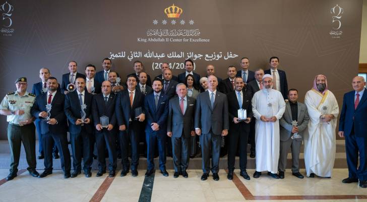 الملك يكرم الفائزين بجوائز الملك عبدالله الثاني للتميز