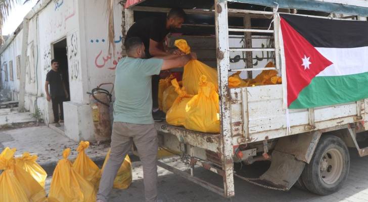 المستشفى الميداني الأردني شمال غزة/79 يوزع مساعدات غذائية على أهالي القطاع