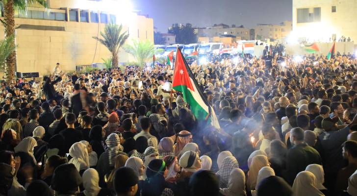 أردنيون يحتشدون قرب سفارة الكيان في عمان تنديدا باستمرار العدوان على غزة - فيديو