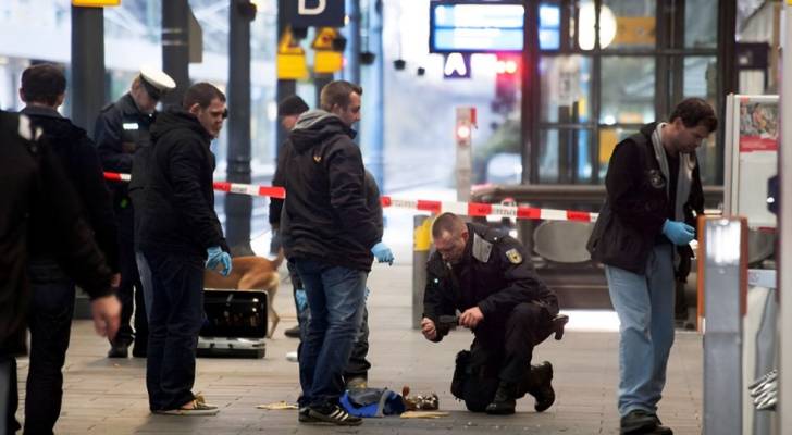 صورة تظهر تفحص حقيبة تحوي مواد متفجرة في ألمانية