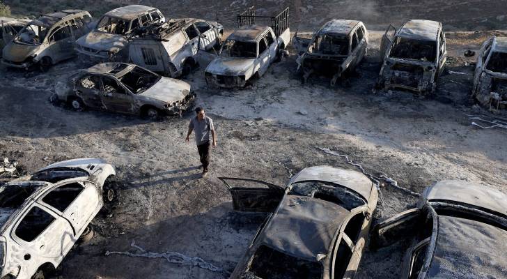 مستوطنون يحرقون مركبات عشرات الفلسطينيين في مدينة البيرة - فيديو