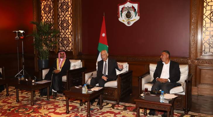 رئيس الديوان الملكي الهاشمي يوسف حسن العيسوي ووفد من أبناء عشائر المشالخة من لواء دير علا