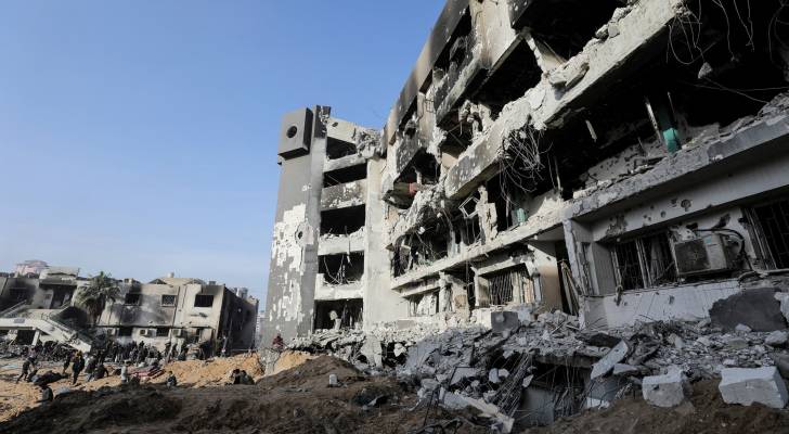 دمار في محيط مستشفى الشفاء بغزة