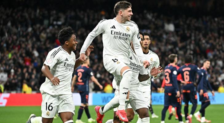 يحتفل لاعب خط وسط ريال مدريد الأوروغواياني فيديريكو فالفيردي بتسجيله الهدف الرابع
