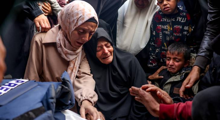 عائلة وأقارب ينعون جثمان الصحافي الفلسطيني أحمد الشياح بعد ارتقائه شهيدا في غزة