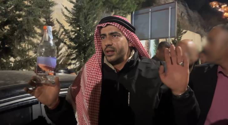 شخص يبيع الهواء في السلط