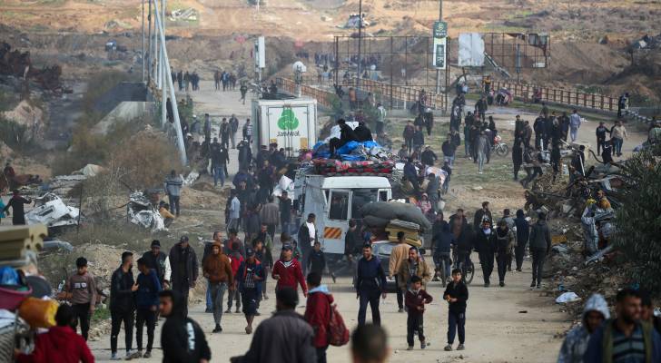 فلسطينيون يسيرون عبر محور نتساريم أثناء عودتهم إلى شمال قطاع غزة