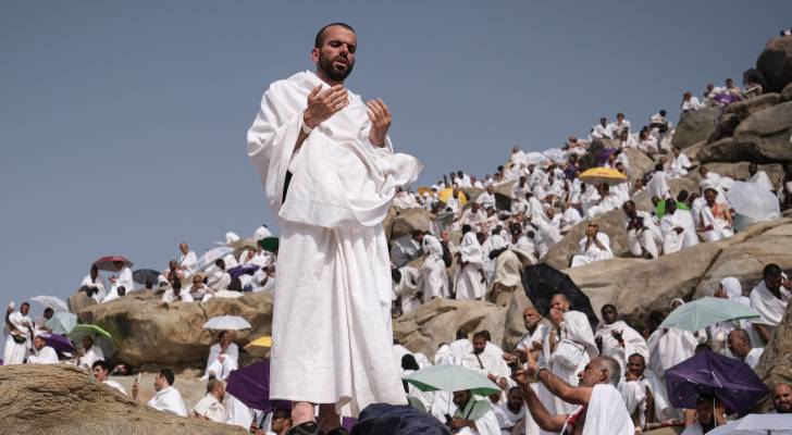 حجاج يقفون على جبل عرفات