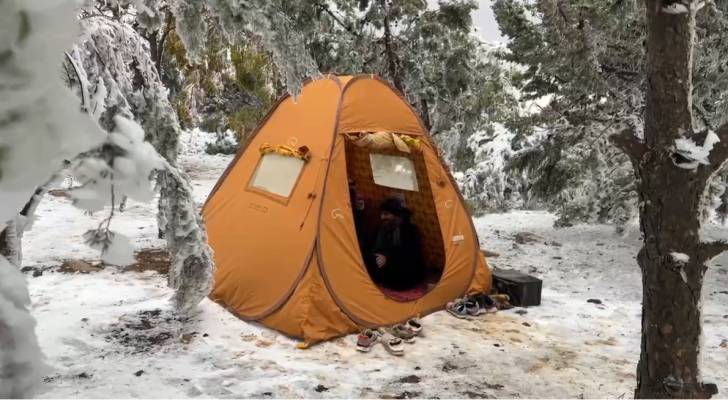 أردنيون يخيمون وسط الثلوج في مرتفعات جنوب الطفيلة