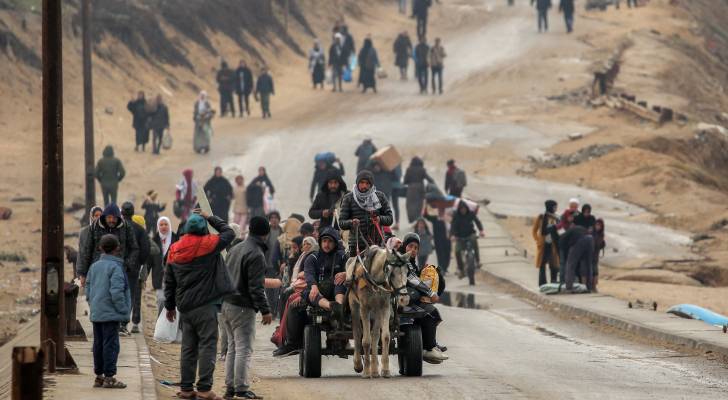 نازحون فلسطينون على طول شارع الرشيد بين مدينة غزة والنصيرات وسط القطاع