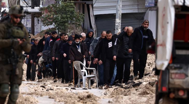 فلسطينيون يخلون منازلهم "أرشيفية"