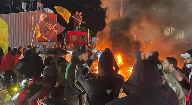 لبنانيون يقطعون طريق المطار احتجاجًا على منع طائرة إيرانية من الهبوط في بيروت.. والجيش يتدخل - فيديو