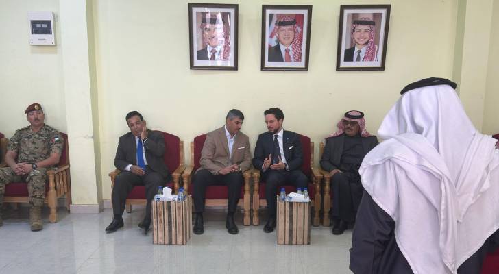 ولي العهد يعزي بوفاة والد زميله في الكتيبة 101