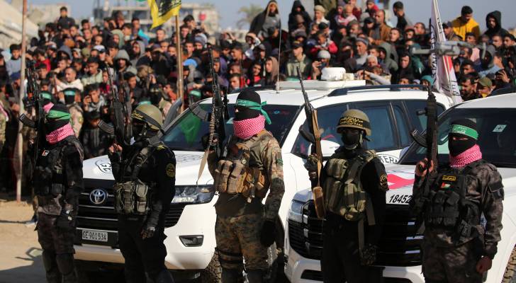 عناصر المقاومة الفلسطينية خلال تسليم محتجزي الاحتلال