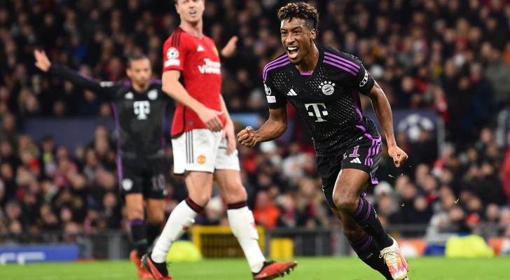لاعب بايرن ميونخ كومان يحتفل بهدف سابق