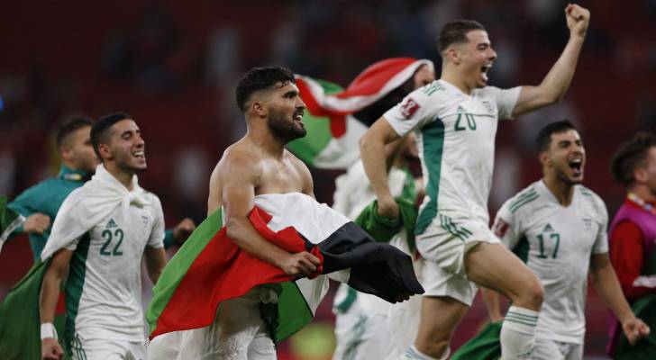 لاعبو منتخب الجزائر يحتفلون بفوز سابق