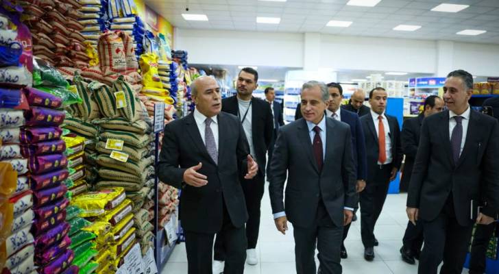 رئيس الوزراء يتفقد أسواق المؤسستين الاستهلاكيتين المدنية والعسكرية