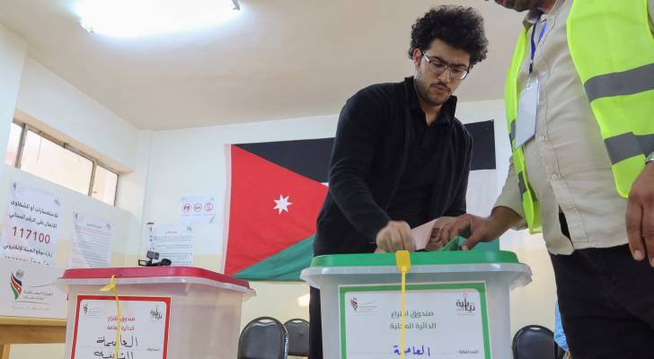 شخص يقوم بالإدلاء بصوته خلال الانتخابات النيابية