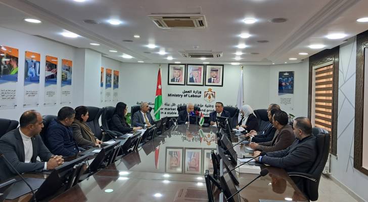 اتفاقية لتقديم معاملات إصدار وتجديد تصاريح العمل من خلال مكاتب البريد