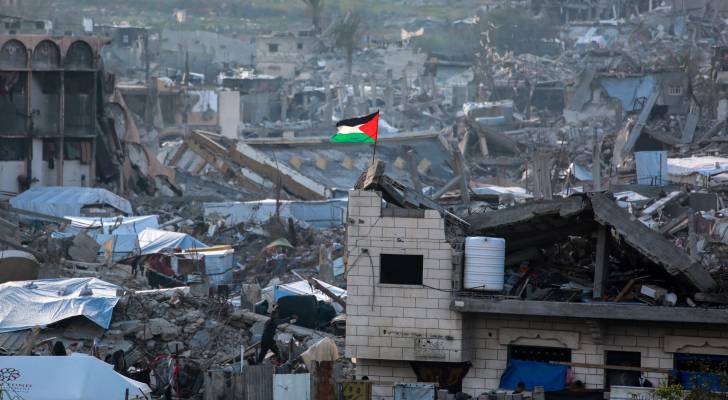 علم فلسطين فوق الركام في غزة