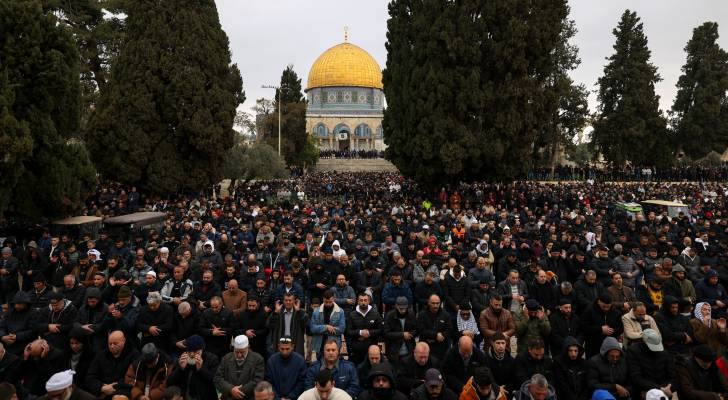 الآلاف يؤدون صلاة الجمعة في مجمع المسجد الأقصى بالقدس