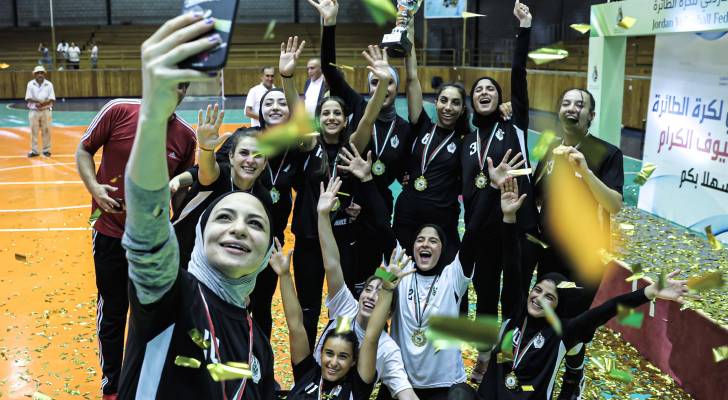 لاعبات النصر يحتفلن ببطولة سابقة