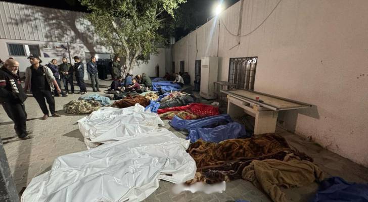 جثامين شهداء في ساحة مجمع ناصر الطبي