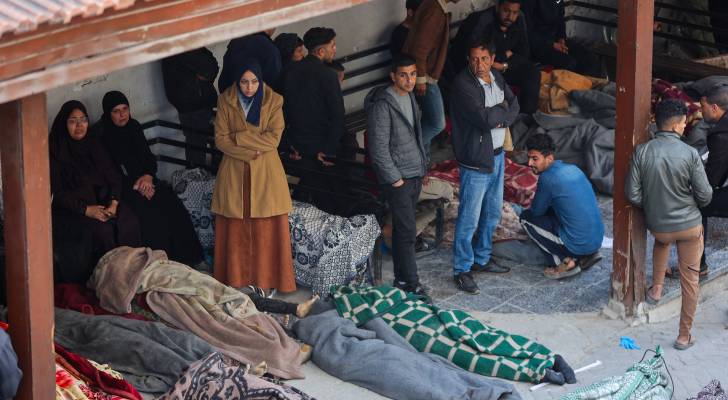 أشخاص يودعون احباءهم الذين ارتقوا في عدوان الاحتلال على غزة