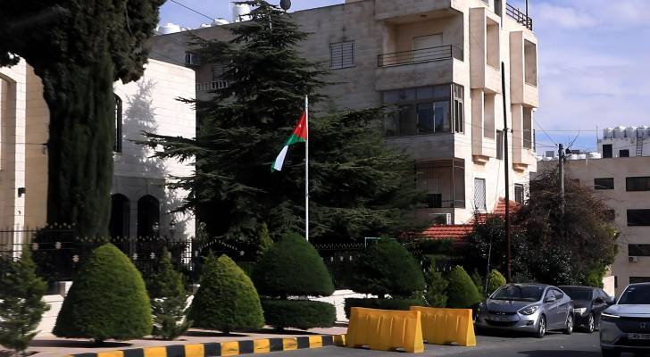 سارية علم أمام أحد المنازل