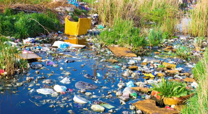 نفايات في الأماكن العامة