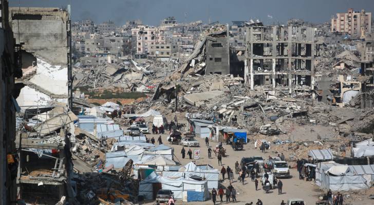 فلسطينيون يسيرون على محور رئيسي في بيت لاهيا شمال غزة.