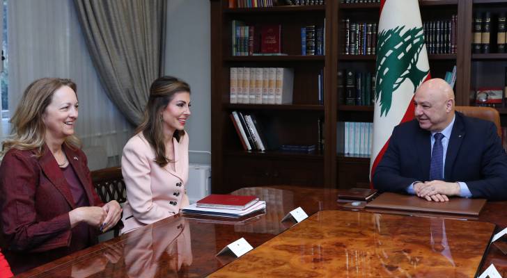 المبعوثة الأميركية تلتقي الرئيس اللبناني بقصر بعبدا في بيروت