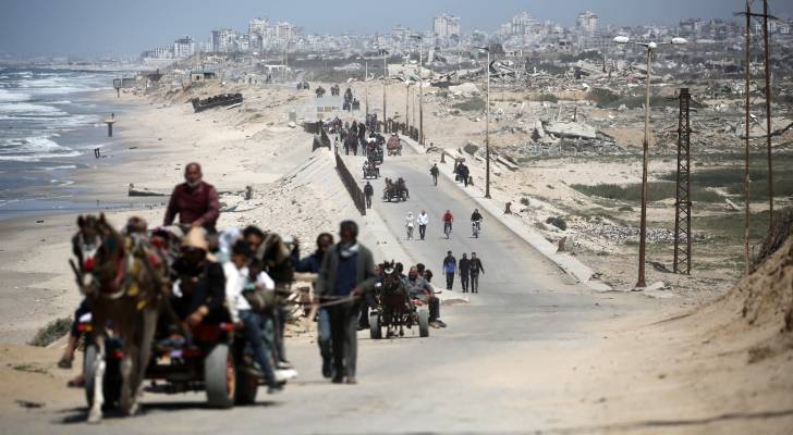 فلسطينيون ينقلون البضائع والممتلكات الشخصية على طول طريق الرشيد الساحلي الذي يربط مدينة غزة
