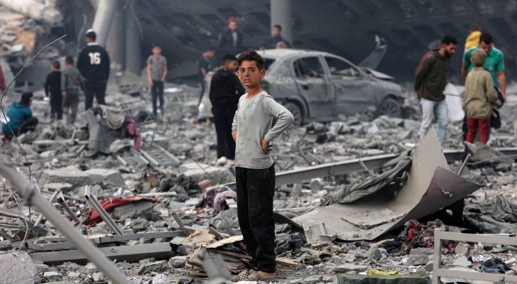 طفل فلسطيني بين الركام في غزة