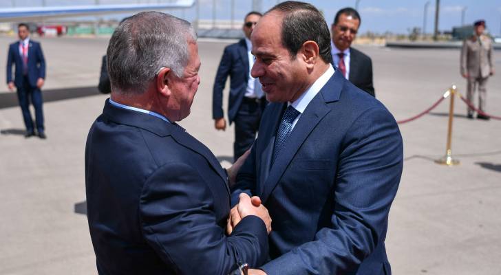 الملك يغادر أرض الوطن متوجها إلى مصر لحضور القمة الثلاثية