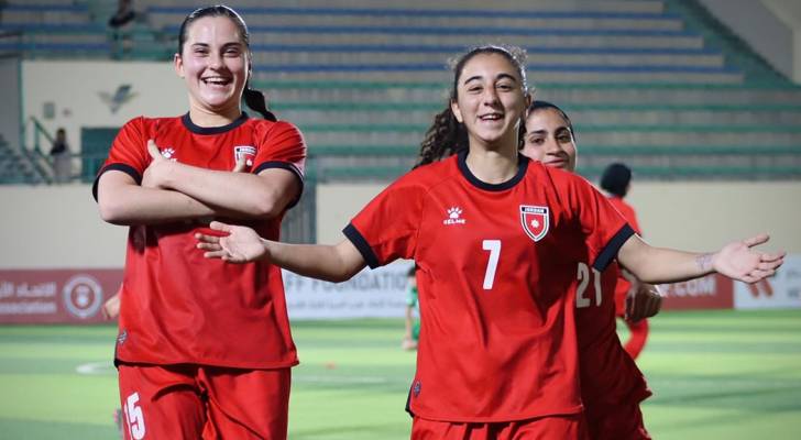لاعبات المنتخب الوطني يحتفلن بهدف