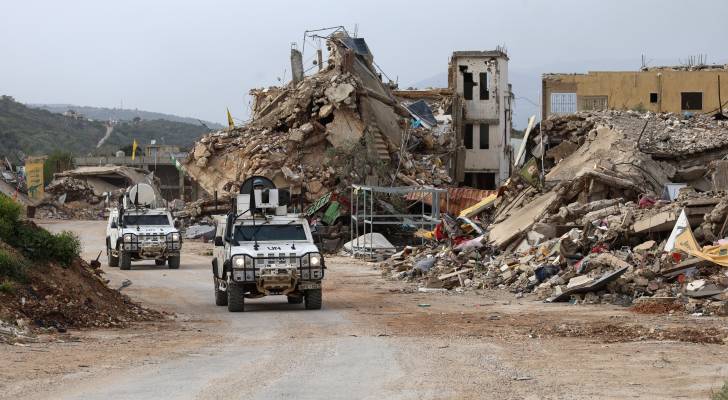 مركبة يونيفيل قرب مبان مدمرة أثناء دورية في قرية كفركلا جنوب لبنان