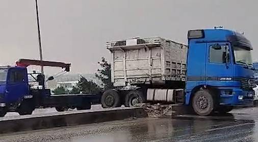 انزلاق شاحنتين واصطدامهما بالجزيرة الوسطية على طريق الحزام شرق عمان السبت