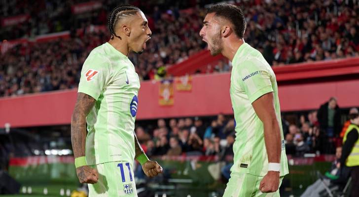 لاعبو برشلونة يحتفلون بهدف سابق