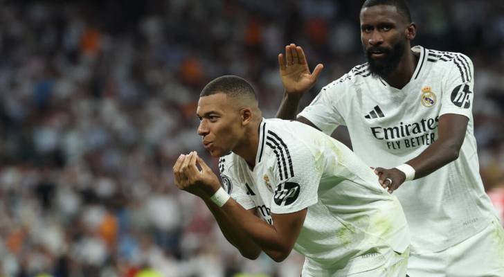 لاعبو ريال مدريد يحتفلون بهدف سابق