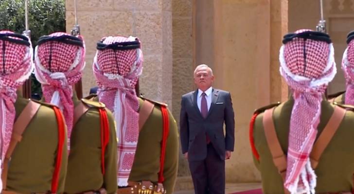 جلالة الملك عبدالله الثاني يشهد مراسم رفع العلم بمناسبة اليوم الوطني للعلم الأردني