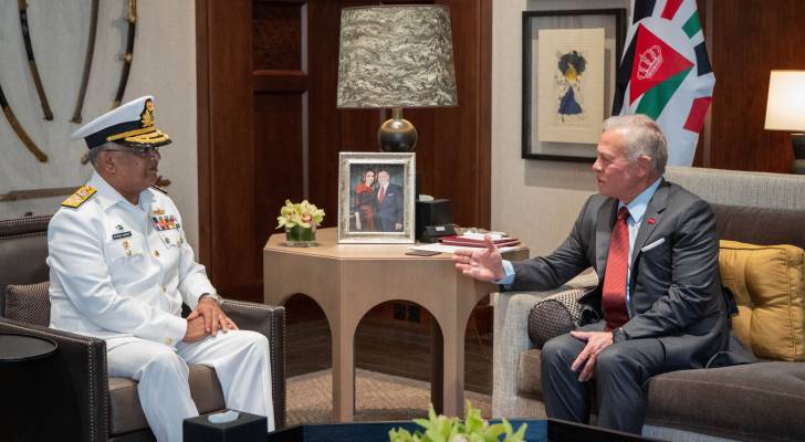 الملك يستقبل رئيس هيئة الأركان البحرية الباكستانية