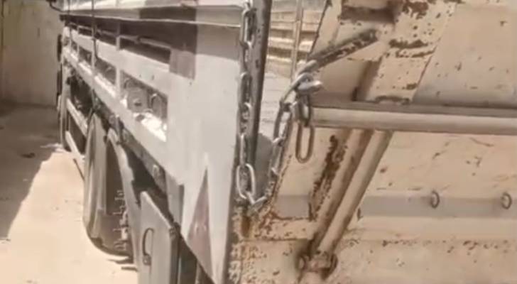 بعد نشره على موقع "رؤيا أخبار" .. الأمن يضبط مركبة شحن شكلت خطرًا على السلامة العامة