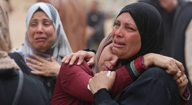فلسطينية تبكي أحد أفراد عائلتها