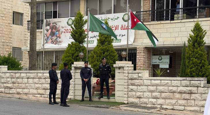 الأجهزة الأمنية أمام مقرات الإخوان المسلمين أثناء إغلاقها