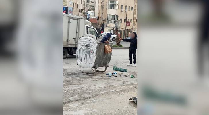طفل في إحدى "حاويات" النفايات